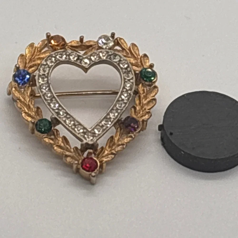 VTG JJ Heart Brooch Pin Rhinestone Laurel Wreath Multicolor Gemstones Gold Tone‎